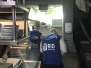 Procon Carioca fiscaliza restaurante na Barra da Tijuca e descarta mais de 16kg de alimentos